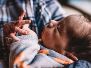 bébé dort, atelier conférence sur le sommeil et le cododo
